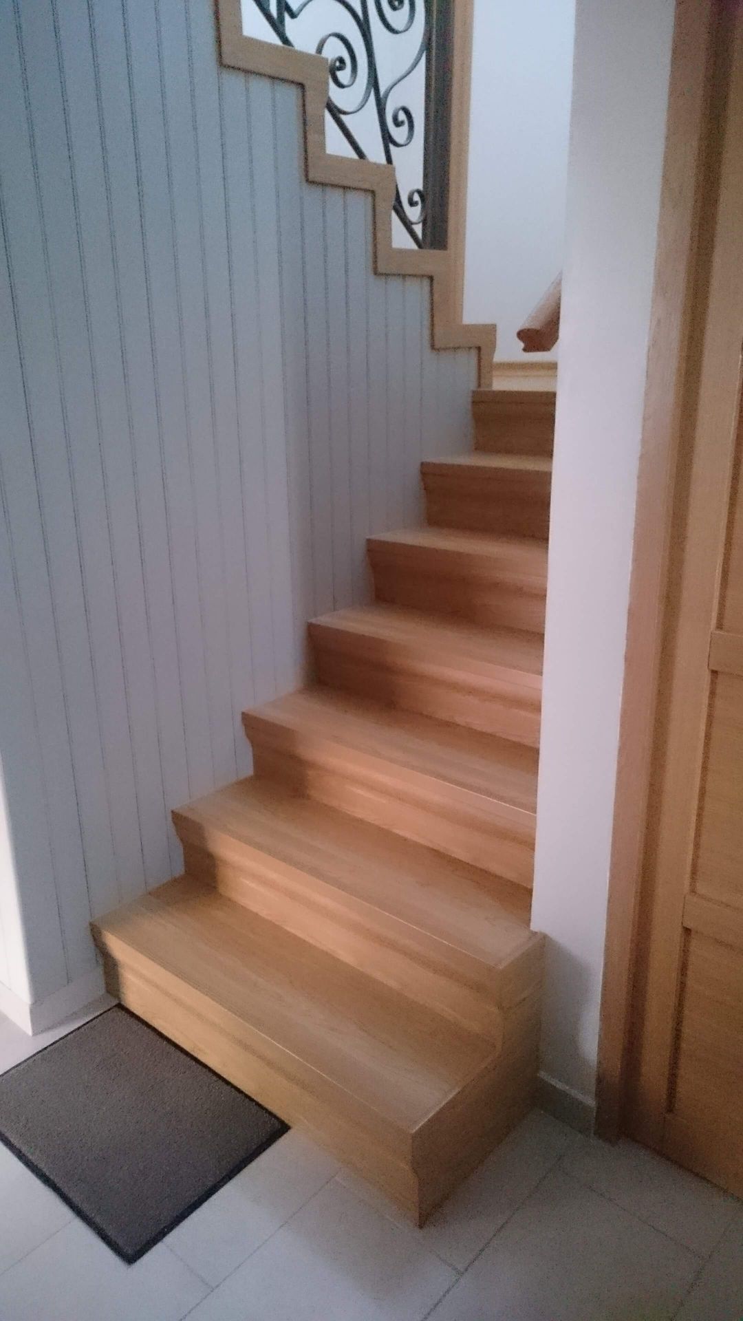 Photo d'un escalier après rénovation par la SARL DELOBEL l'escalier originel était en carrelage, il a été reocuvert avec de nouvelles marches et contre marches en décor Bois.