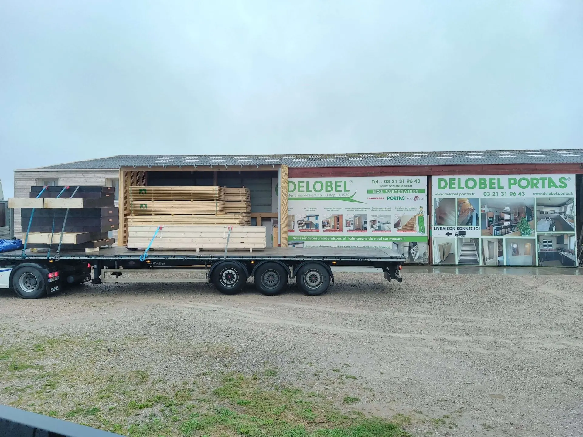 Photo de la devanture de la SARL DELOBEL avec un camion chargant du Coffrage